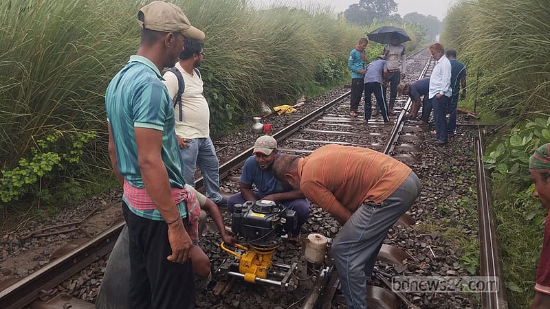 রেললাইন ভেঙে রাজশাহীর সঙ্গে ঢাকার ট্রেন যোগাযোগ দেড় ঘণ্টা বন্ধ