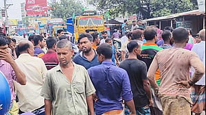 রাজশাহীতে সারের দাবিতে মহাসড়ক অবরোধ করে কৃষকদের বিক্ষোভ