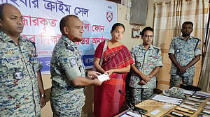রাঙামাটিতে হারানো ৪২ মোবাইল উদ্ধার করে মালিককে ফেরত দিল এপিবিএন