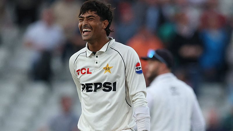 উপভোগের মন্ত্রে টেস্ট অভিষেকে রাজাউল্লাহর ছক্কার বৃষ্টি