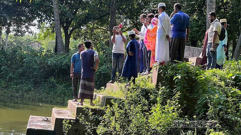 পুকুর পাড়ে জুতা, জলে মিলল ২ শিশুর লাশ