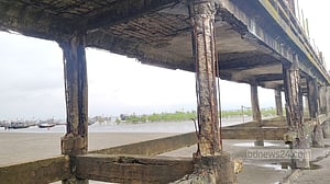 সংস্কারের অভাবে ঝুঁকিপূর্ণ টেকনাফের শাহপরীর দ্বীপের জেটি