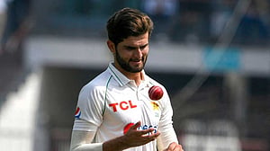 ৭ বছর পর দেশের প্রথম শ্রেণিতে ফিরে ওভারে ৩ উইকেট আফ্রিদির
