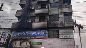 শরীয়তপুরে আবাসিক হোটেলে আগুন, প্রাণ রক্ষায় ছাদে আশ্রয় নেন ১৭ জন
