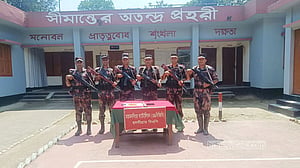 শেরপুর সীমান্ত থেকে ৪৯০ ‘ট্যাপেন্টাডল ট্যাবলেট’ ও মোবাইল ফোন জব্দ