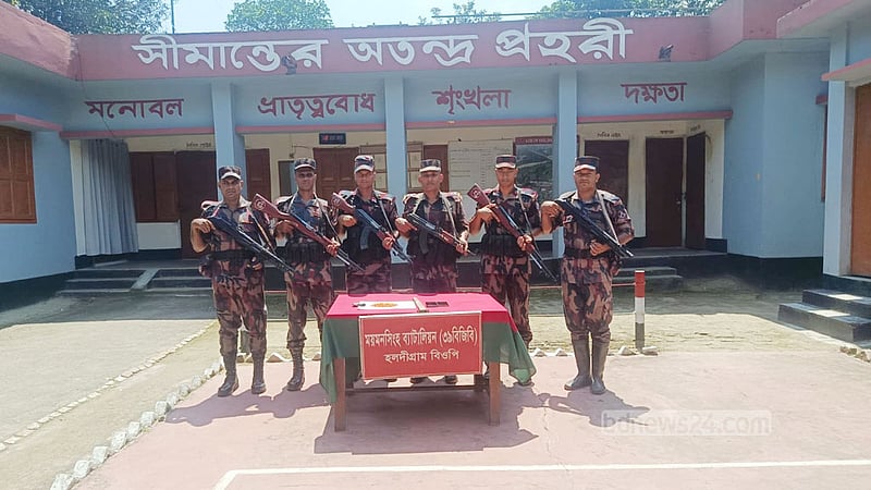 শেরপুর সীমান্ত থেকে ৪৯০ ‘ট্যাপেন্টাডল ট্যাবলেট’ ও মোবাইল ফোন জব্দ
