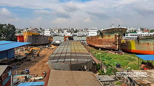 কেরাণীগঞ্জে ডকইয়ার্ডে কর্মযজ্ঞ