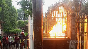 বজ্রপাত: সিরাজগঞ্জে জ্বালানিমন্ত্রীর বাড়ির গেটে গ্যাসের রাইজারে আগুন