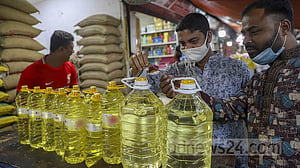 দাম বাড়ার পর মিলছে বোতলের সয়াবিন তেল