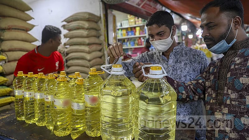 দাম বাড়ার পর মিলছে বোতলের সয়াবিন তেল