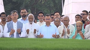 বিএনপির প্রতিষ্ঠাবার্ষিকীতে জিয়া দম্পতির কবরে শ্রদ্ধা চেয়ারম্যানের