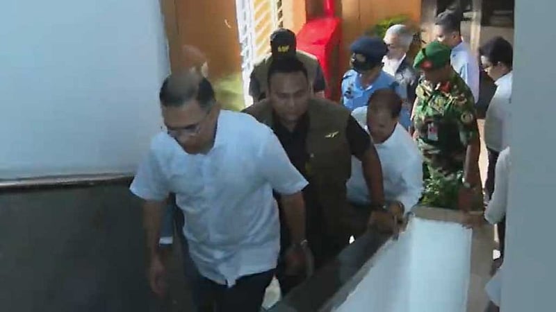 কৃষি মন্ত্রণালয় পরিদর্শনে গিয়ে ৬ তলা হেঁটে উঠলেন প্রধানমন্ত্রী
