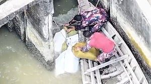 নৌকার সঙ্গে পানিতে বাঁধা বস্তা খুলতেই মিলল ১৪ লাখ ইয়াবা
