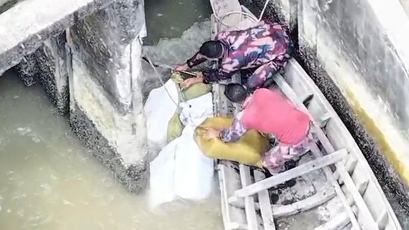 নৌকার সঙ্গে পানিতে বাঁধা বস্তা খুলতেই মিলল ১৪ লাখ ইয়াবা