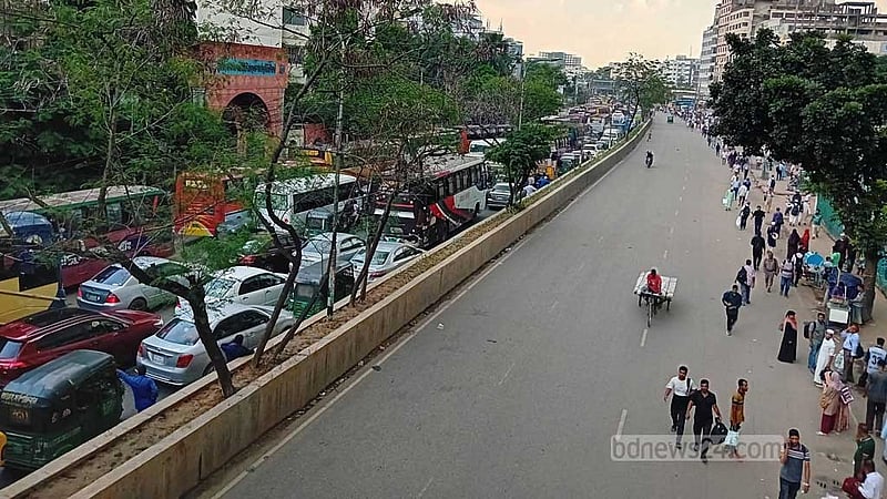 প্রশাসনের ‘আশ্বাসে’ পৌনে ৩ ঘণ্টা পর সড়ক ছাড়লেন বাস শ্রমিকরা