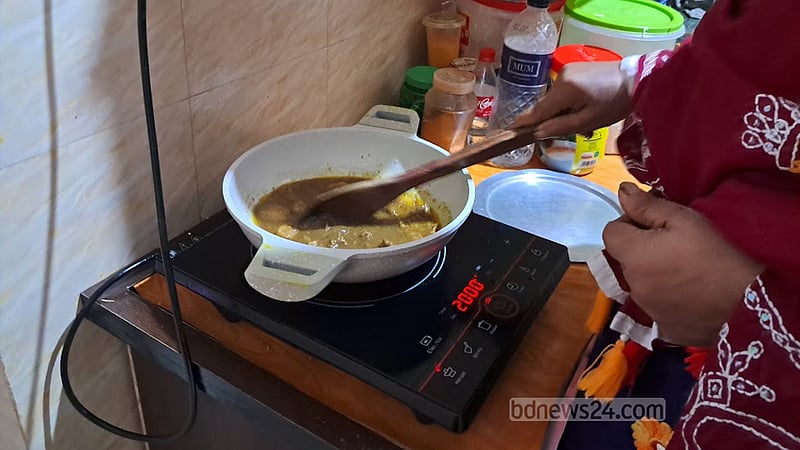 গ্যাস সংকটে বিকল্প উপায়ে রান্না, তবে নিরাপত্তা ভুলবেন না