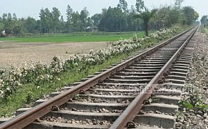 নরসিংদীতে ট্রেনের ধাক্কায় ইজিবাইকের চালক-যাত্রী নিহত