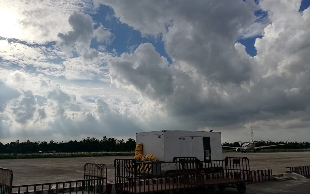 ঝড়ের বিপদ কাটার পর চটগ্রাম ও কক্সবাজার বিমানবন্দর চালু