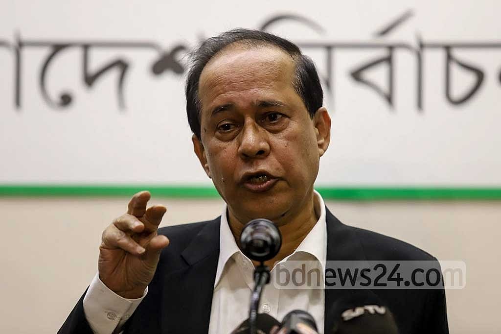 বিপ্লবের ইতিহাস মনে করালেন সিইসি, চাইলেন সংবিধান স্থগিতের ফরমান