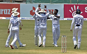 ইনিংস ব‍্যবধানে হারের শঙ্কায় বাংলাদেশ