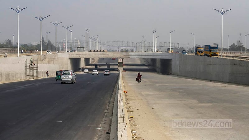 পূর্বাচল এক্সপ্রেসওয়েতে ঝরল নারীর প্রাণ