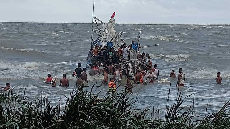 ভোলায় সাগরে ট্রলারডুবি, ৭ জেলে নিখোঁজ