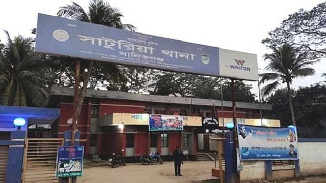 মানিকগঞ্জে ৩ শিক্ষার্থীকে হাতকড়া পরিয়ে হাজতে রাখার অভিযোগ