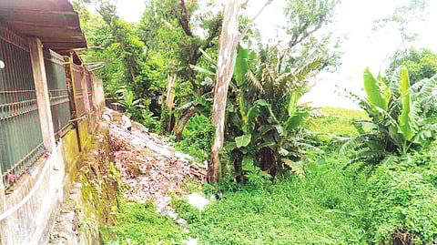 কামরূপ জেলাশাসকের কার্যালয়ের পিছন দিকে আবর্জনার স্তূপ