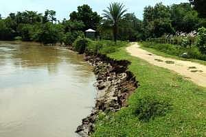 বাঁধ মেরামতির কাজে তদারকি বিশেষজ্ঞ দলের