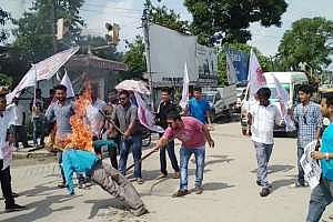 লখিমপুরে প্ৰধানের কুশপুতুল পোড়ালো আসু