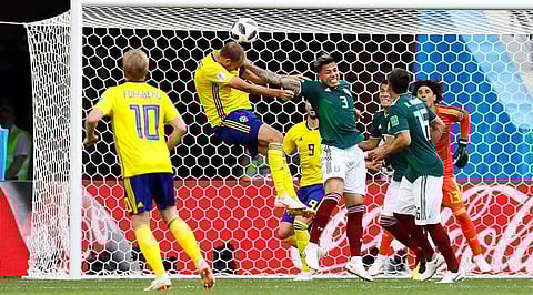 ৩-০ গোলে মেক্সিকো ঝড় থামিয়ে দ্বিতীয় রাউন্ডে সুইডেন