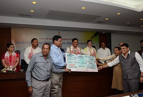 মিডিয়া ট্ৰাস্টকে দশ লক্ষ টাকা সাহায্য দিলেন সোনোয়াল