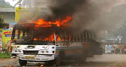 অরুণাচলের পথে চলতি বাসে আগুন