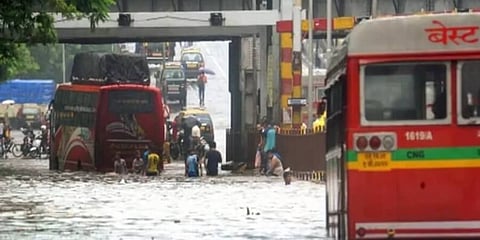 টানা বৃষ্টিতে ভাসছে মায়ানগরী মুম্বই,স্কুলে ছুটি ঘোষণা