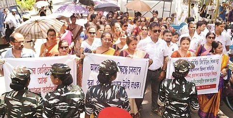 চাকরি নিয়মিতকরণের দাবিতে মুখ্যমন্ত্ৰীর হস্তক্ষেপের আর্জি বিক্ষোভকারী শিক্ষকদের