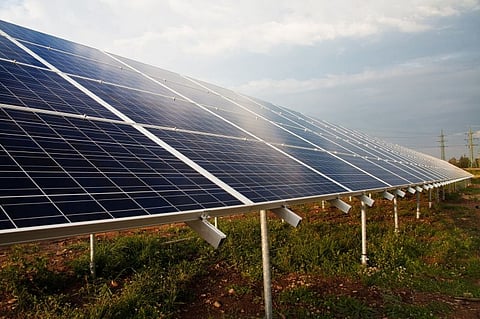Two newly contracted UK projects have included 4-hour battery systems, positioning them among longer-duration co-located installations nationwide. Image Source: Arenko
