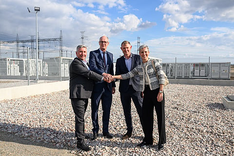 Renalfa IPP and Eurowind Energy have inaugurated the Tenevo hybrid renewable energy complex in South-Eastern Bulgaria, integrating 242 MWp of solar PV with two co-located battery systems totalling 311 MW/773 MWh. The project is expected to generate approximately 332 GWh annually and is planned to expand with more than 250 MW of wind capacity.

