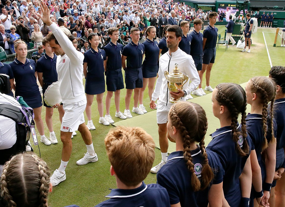Novak Djokovic speaks at the Wimbledon Champions Dinner, Simona Halep(02)
