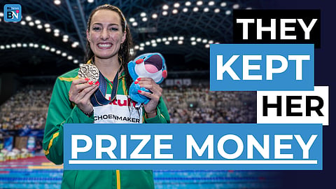 Tatjana Smith holds her gold medal at the World Aquatics Championships in 2023