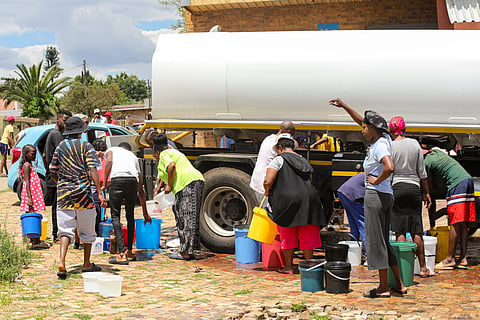 SOWETO, SOUTH AFRICA - JANUARY 07: Residents fill up water from water tankers in Dube on January 07, 2026 in Soweto, South Africa. It is reported that critical work is under way at the Eikenhof pump station, as Johannesburg enters day two of a 54-hour maintenance shutdown. (Photo by Gallo Images/Fani Mahuntsi)
