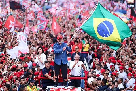SAO PAULO, BRAZIL - OCTOBER 24: Luiz Inácio Lula Da Silva, incumbent president of Brazil and presidential candidate for Partido dos Trabalhadores (PT) waves a Brazil flag during a rally ahead of the presidential runoff at Avenida Paulista on October 24, 2026 in Sao Paulo, Brazil. The incumbent president of Brazil will face Flavio Bolsonaro in a tight runoff to seek a fourth tenure in the presidency. (Photo by Alexandre Schneider/Getty Images)