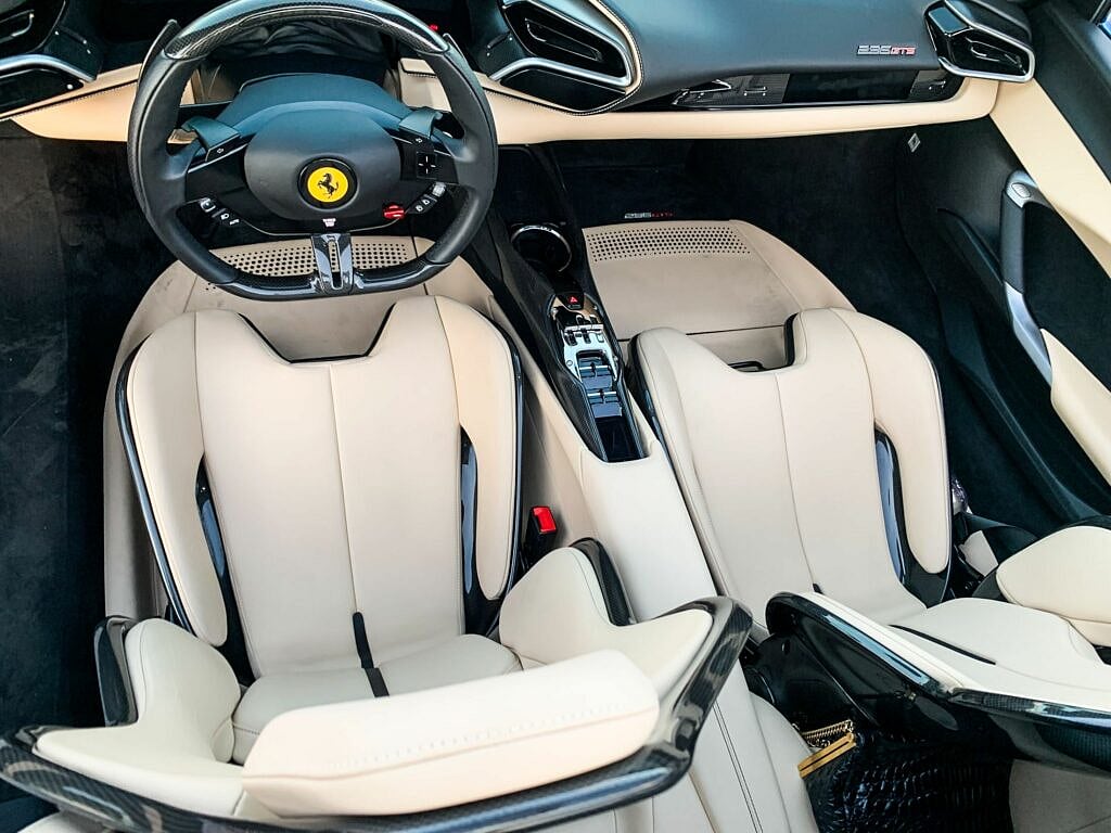 りりページ Rent a Ferrari 296 GTS in Kotor