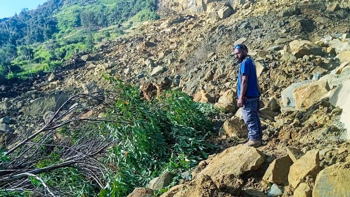 2000 feared buried in devastating Papua New Guinea landslide