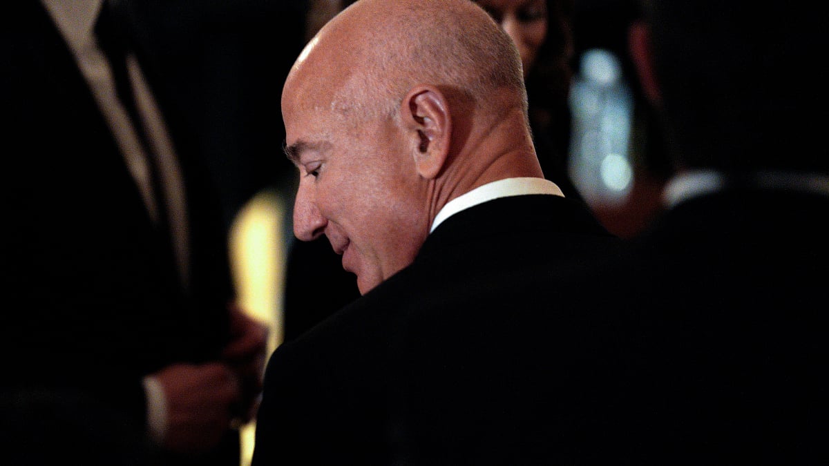 🔒 Tech titans cash in: Bezos, Zuck lead Mag7 insider stock sales