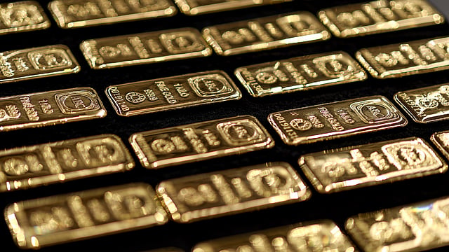 Gold surges to record high on Fed speculation, geopolitical risks