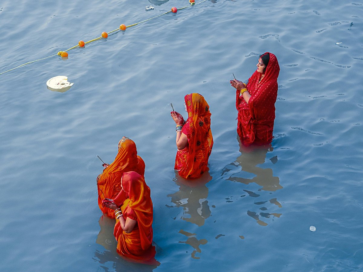 Chhath Puja 2025: Bank Holidays and Cultural Significance of the Surya Dev Festival article image