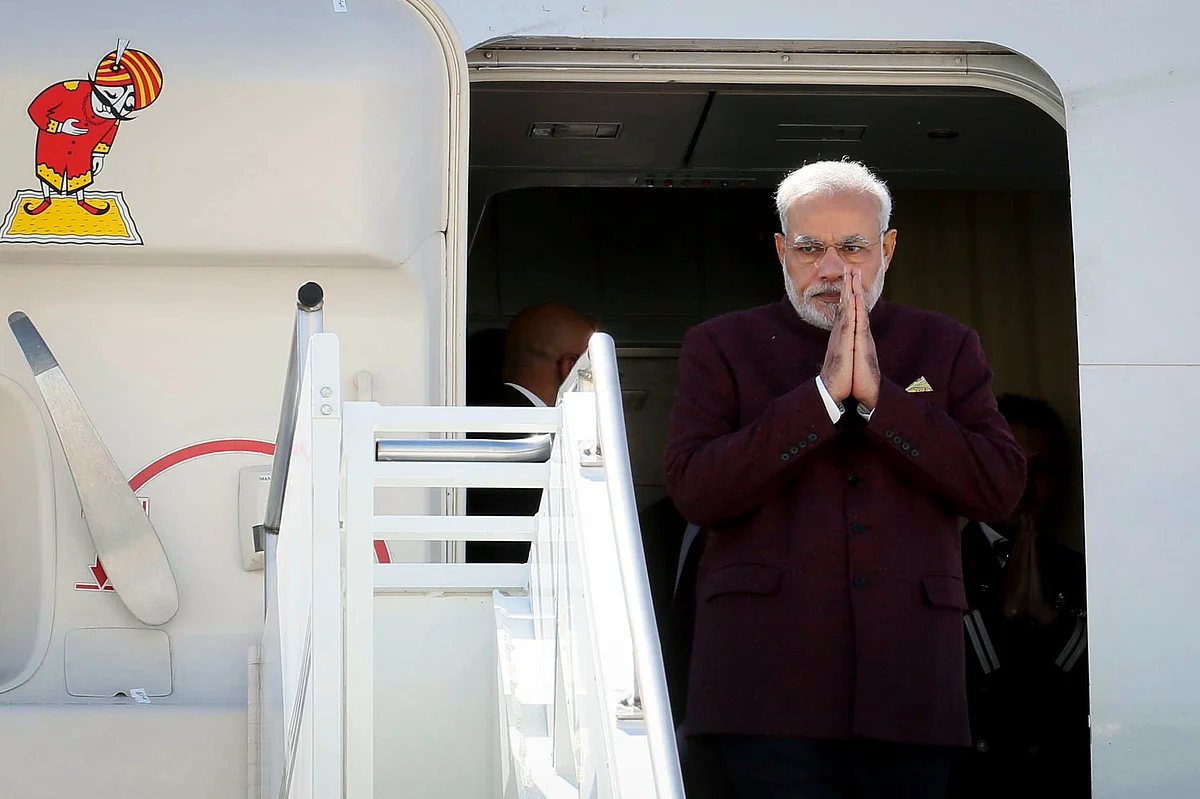 Indian Prime Minster Narendra Modi walks out of the airplane as he arrives at JFK airport in New York, 26 September 2014. (Photo: Reuters)