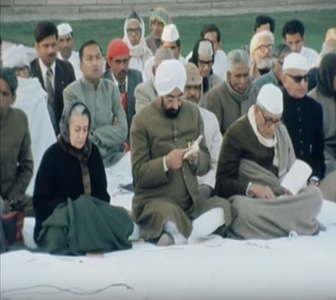 Indira Gandhi along with other members of the Congress at Raj Ghat. (Photo Courtesy: YouTube Screengrab/ AP)
