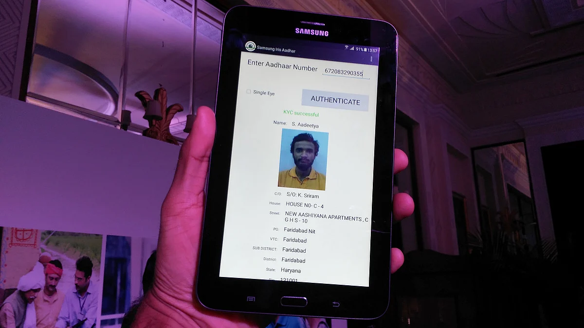 Gateway to your Aadhaar account via Galaxy Tab Iris. (Photo: <b>The Quint</b>)