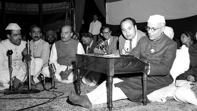 Nehru along with poet Josh Malihabadi. (Photo: Wikimedia Commons)